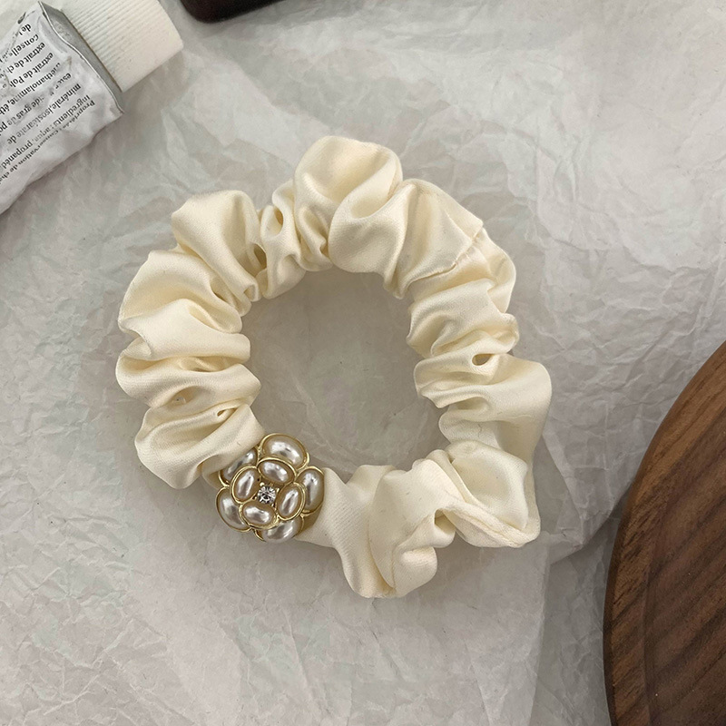 Chouchou en satin avec perles et pince à cheveux élégante_voghion.com
