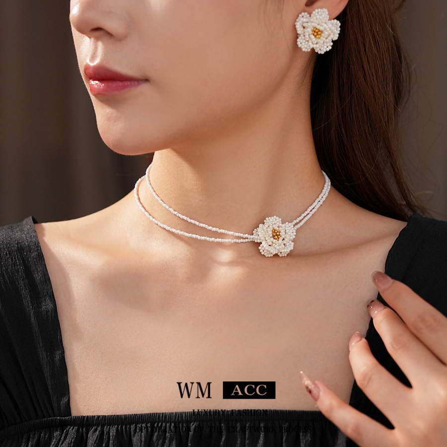 Collar de aretes de camellia retrógrado francés temperamento versátil conjunto de aretes de diseño de joyería de nicho femenina de alta calidad