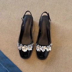 女性が夏にスカートと一緒に履くためのフレンチトゥサンダル、フェアリースタイルの美しいローヒールパテントレザートゥシューズ