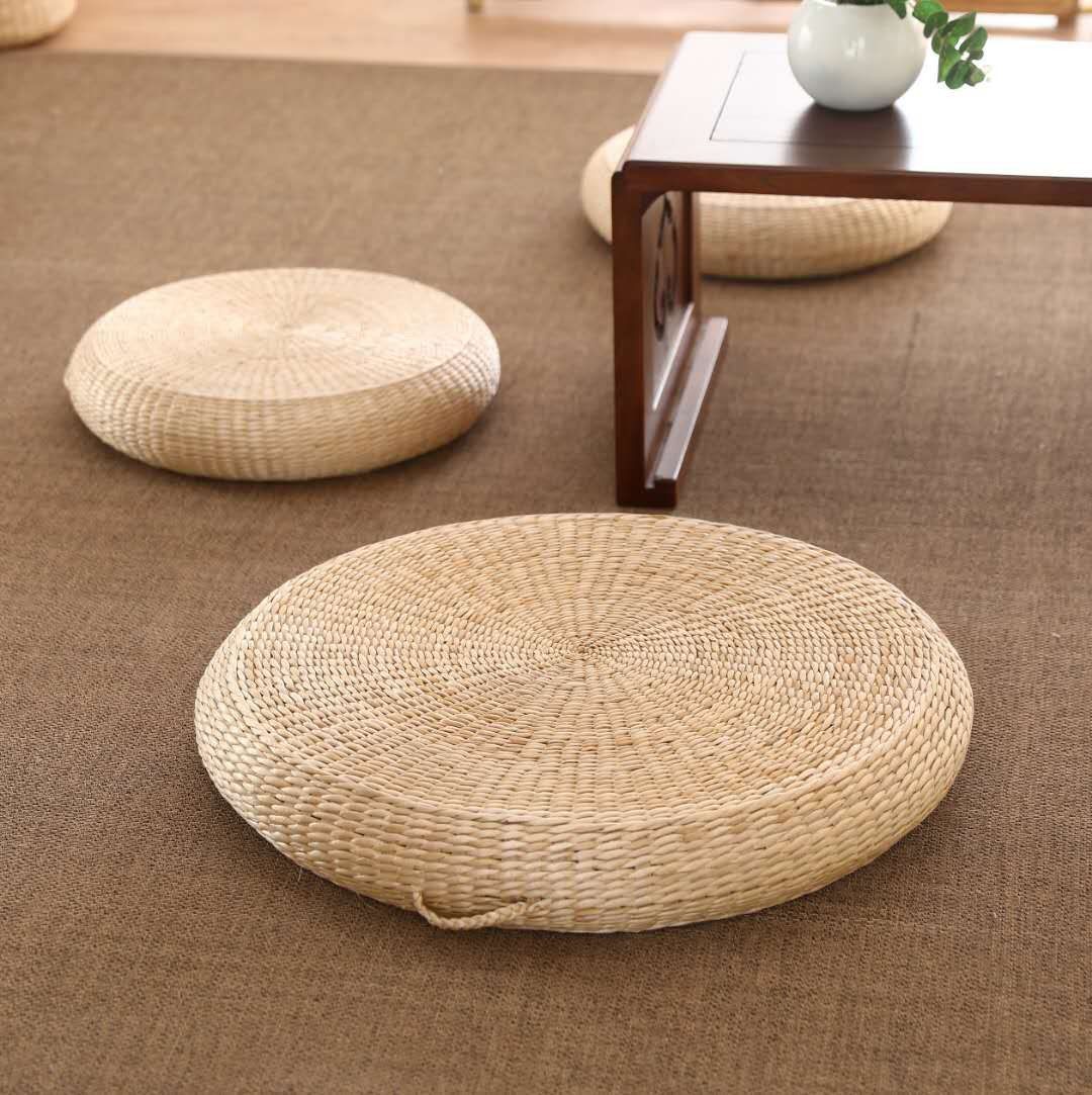 Japanese-style living room zabuton cushion, round floor cushion, sitting on the floor for meditation and prayer, woven tatami mat, bay window, home use