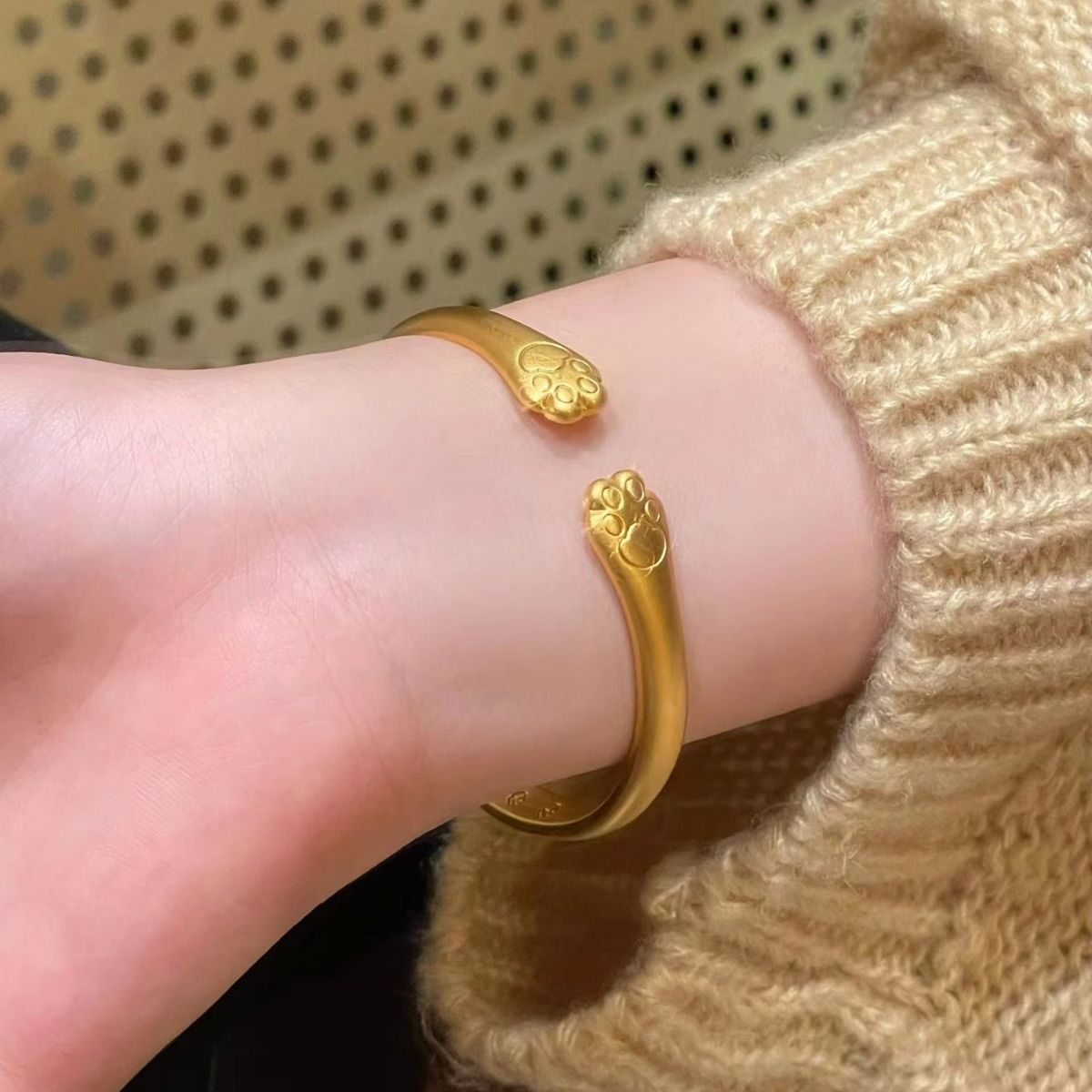 Braccialetto aperto stile antico in oro sabbia vietnamita con artiglio di gattino femmina Braccialetto con artiglio di gatto Boutique in nichel perla Piccolo libro rosso stesso stile_voghion.com