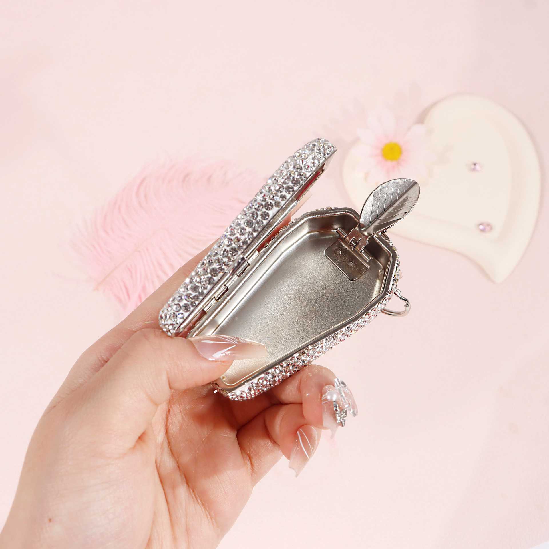 Cross-Border Hot-Selling Rhinestone-Encrusted Ashtray, Exquisite Full-Diamond Anti-Fly Ash Stainless Steel Creative Diamond-Encrusted Car Ashtray with Lid