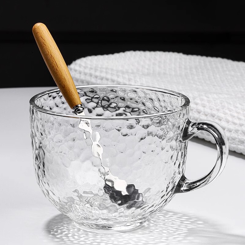 高い顔の値の日本式のハンマーの紋様のグラスのシンプルなコーヒーの杯の大容量の軽い豪華な牛乳の杯はガラスのお茶の杯を持ちます。|undefined