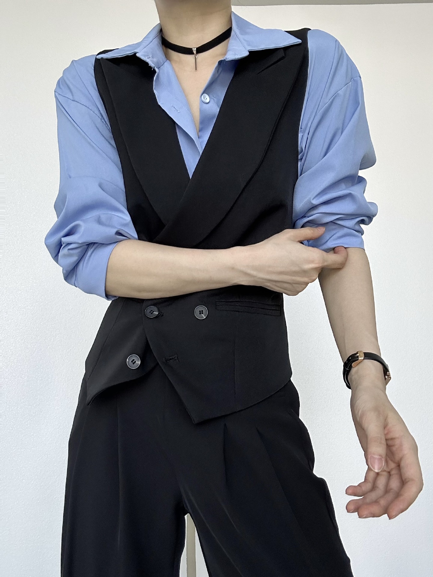 男女のカジュアルスーツはビジネスのベストを反駁します。