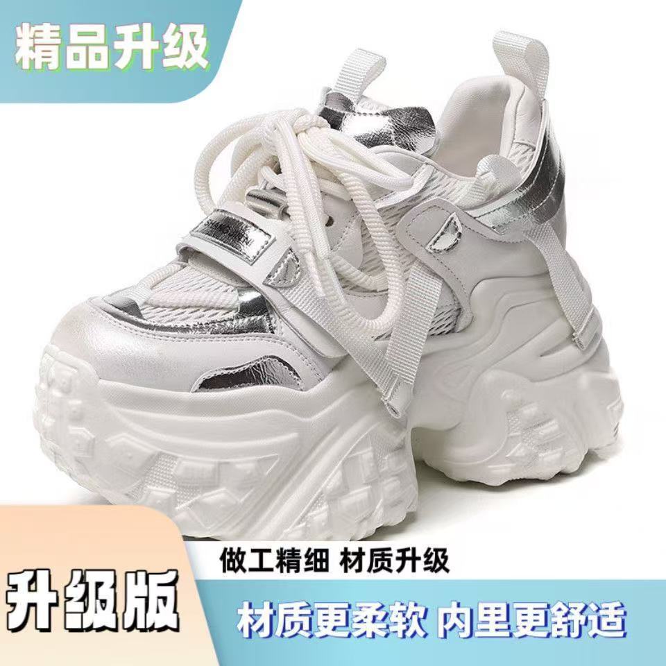 Zapatos de alta altura para mujeres transpirables verano 2026 nuevos zapatos casuales de moda versátiles pequeños muestran pies pequeños