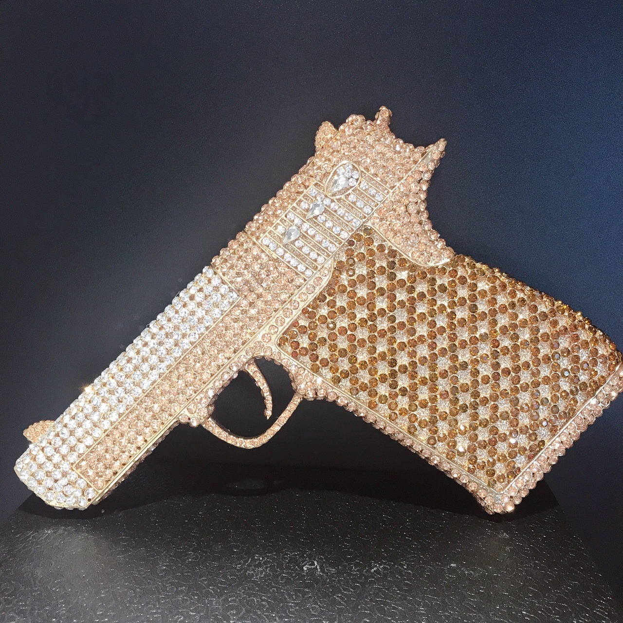 Seleccione estrictamente la nueva bolsa de cena con diamantes transfronterizos, bolsas de mano de diamantes en forma de pistola, bolsas de banquete europeas y estadounidenses, bolsas de diamantes llenas de personalidad