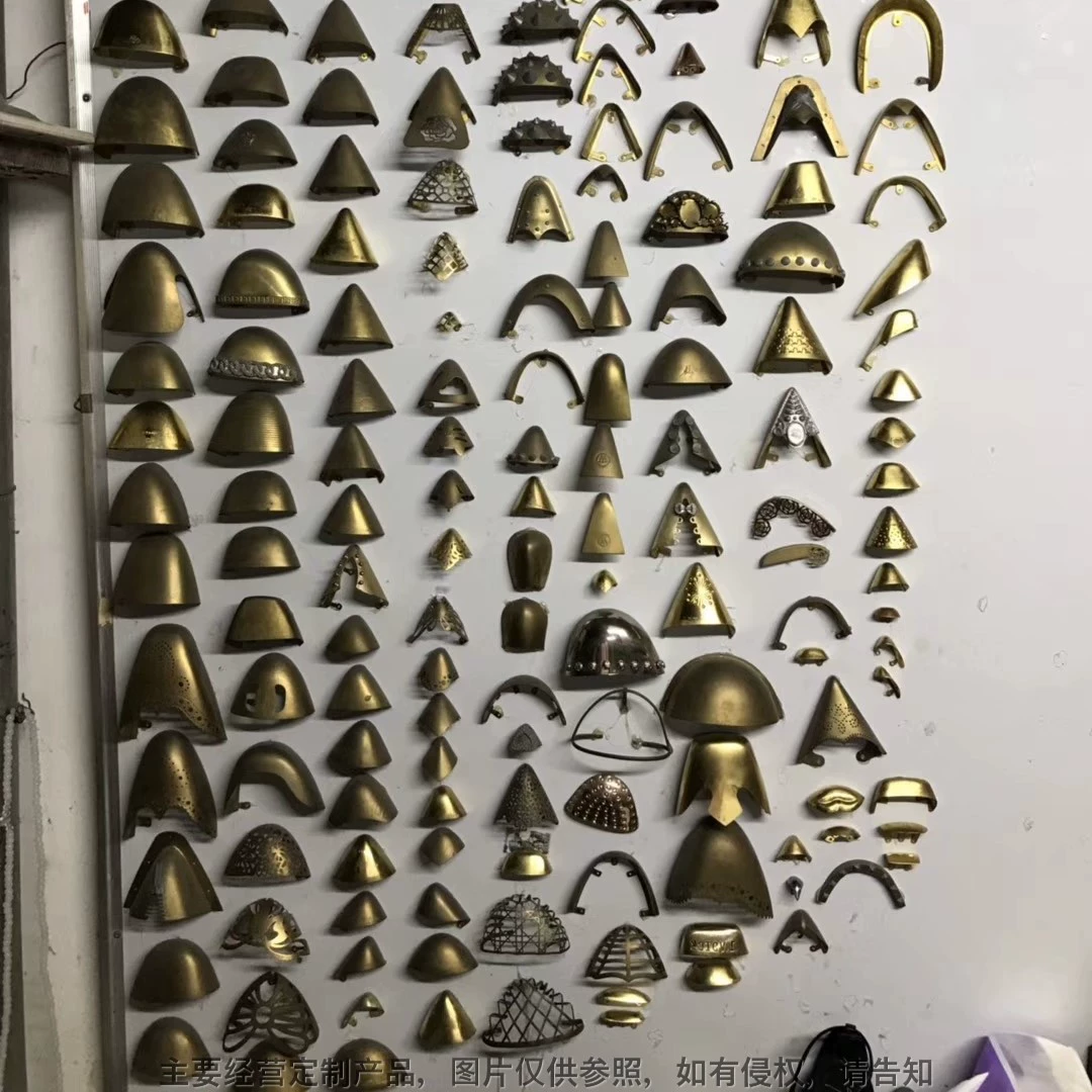 Производитель поставляет штампованные медные накладки на носки для обуви, пряжки для обуви, цветы для обуви, детали для штамповки каблуков, материалы и аксессуары для обуви Jindaw.