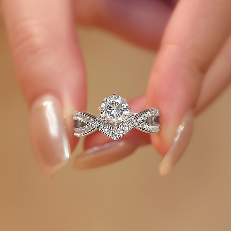 Silver-plated Niche Advanced V-shaped Line Simulation Moissanite Diamond Ring 1 karat Eight Heart Eight Arrows Proposal Ring for Women