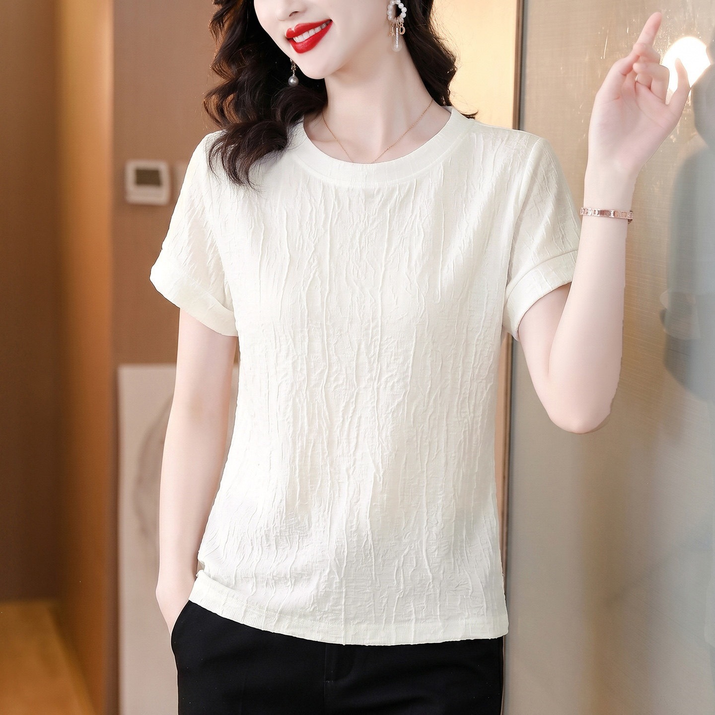 White summer shiffon short sleeve T-shirt with a round collar