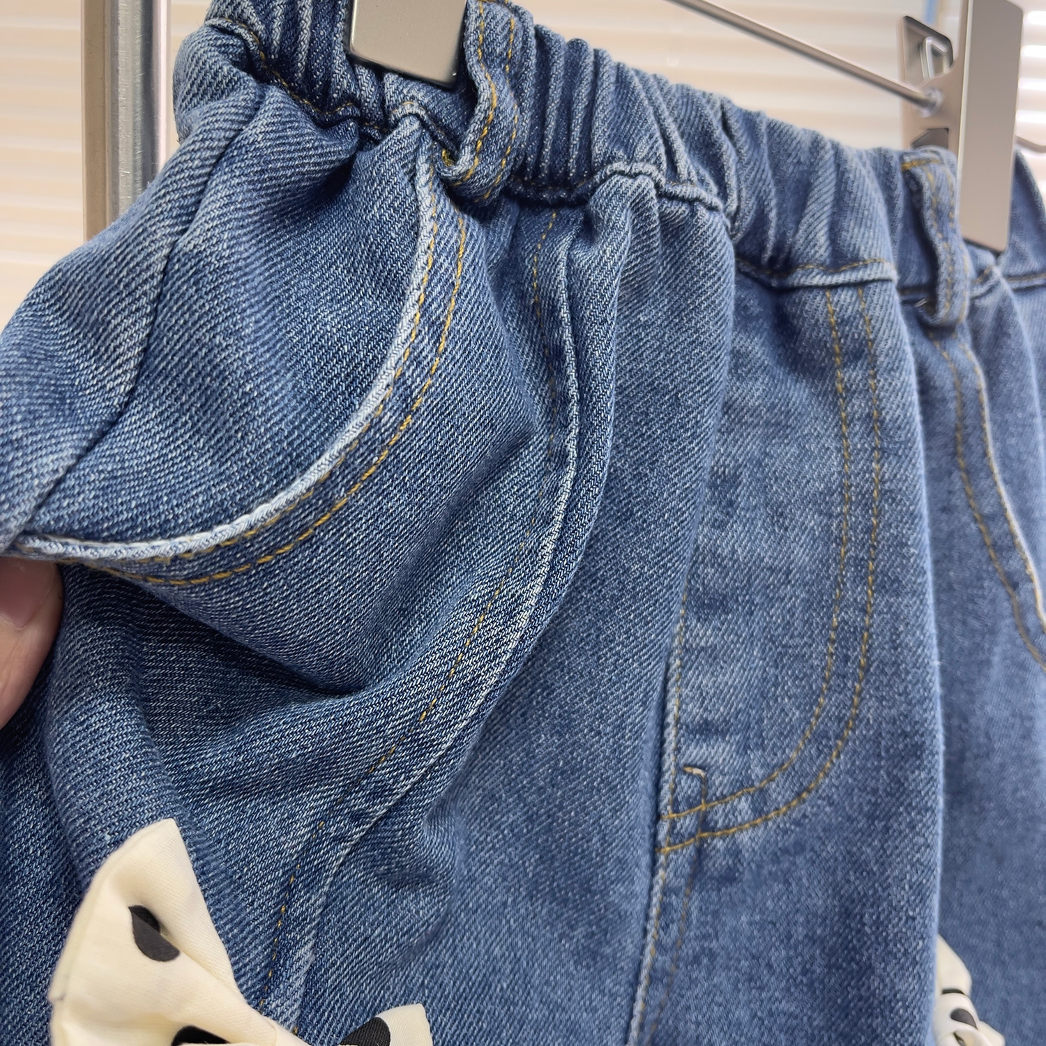 2023 Sommer neues gepunktetes Hemd mit Schleife und Jeansshorts, zweiteiliges Schatzset für Mädchen in koreanischer Version 23097_voghion.com
