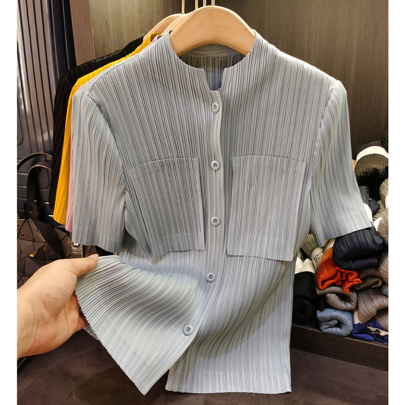 Pocket Design Solid Color Stand Collar Pleated Short-Sleeved Shirt for Women Summer New Temperament Commuting Single-Breasted Top Pocket Design Solid Color Stand Collar Pleated Short-Sleeved Shirt for Women Summer New Temperament Commuting Single-Breasted Top