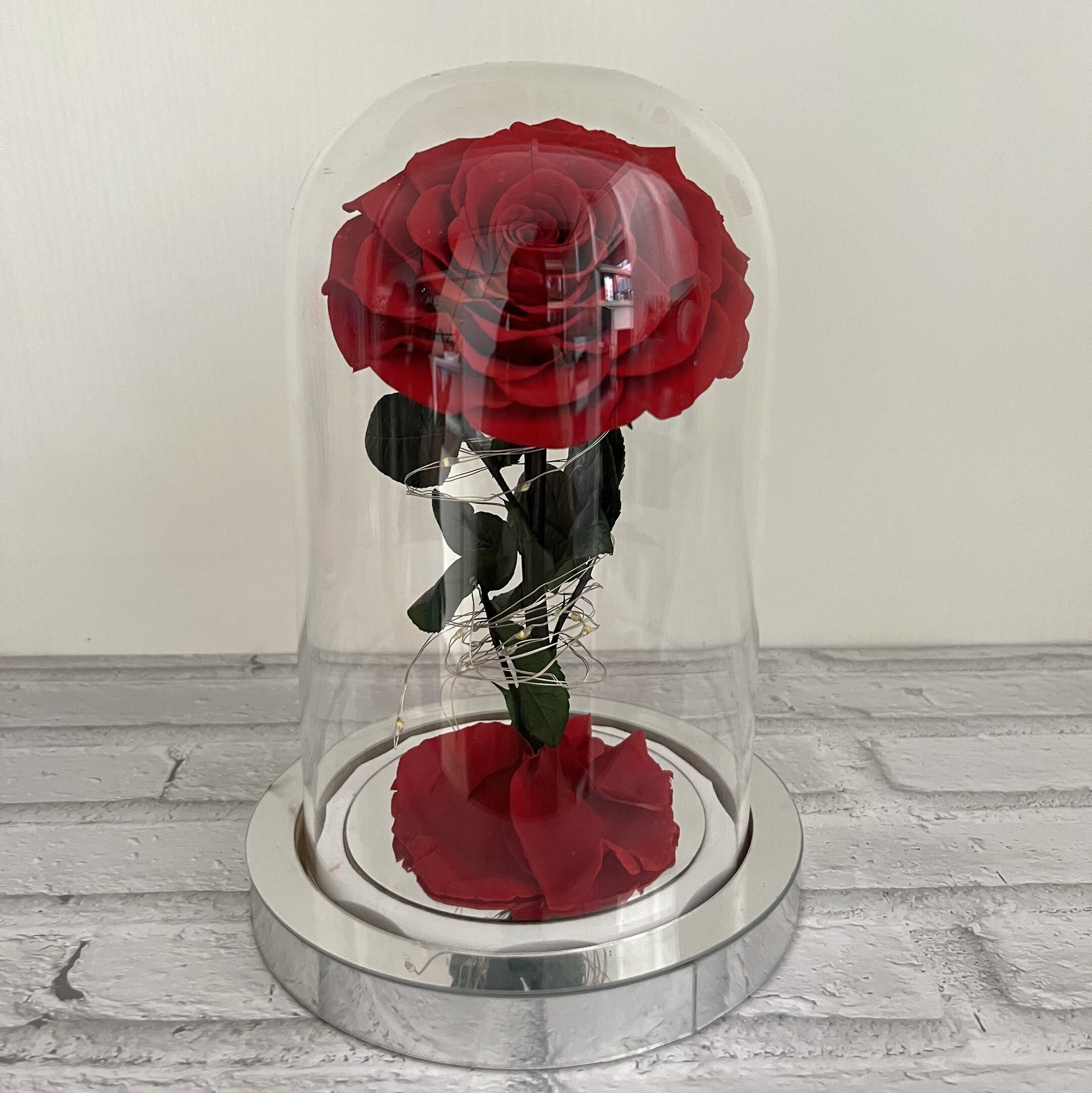 빛이 없는 빨간색 은색 배경 선물 상자