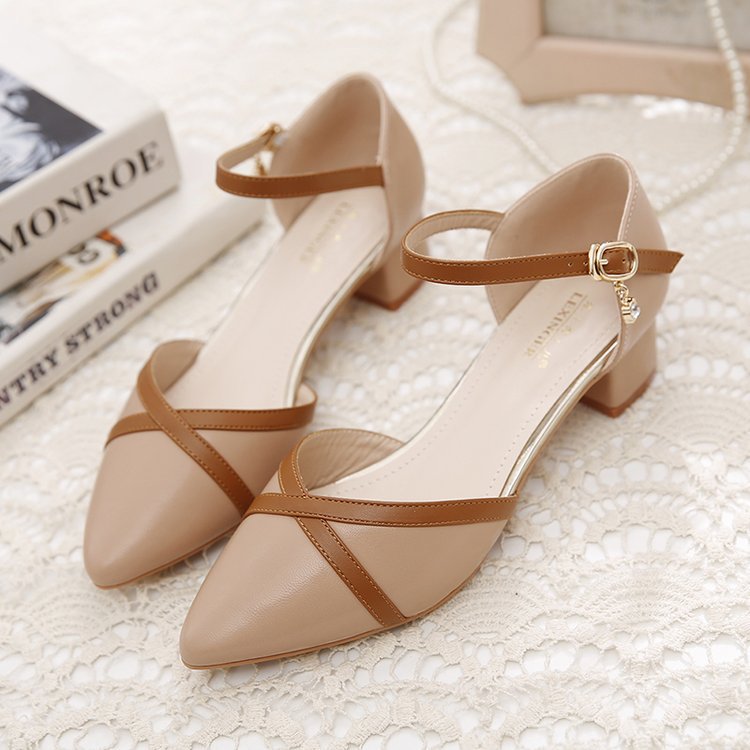 Sandalias Baotou para mujer 2025 nuevo estilo primavera y verano hebilla de una palabra tacón grueso tacón medio todo fósforo puntiagudo zapatos de trabajo para mujer