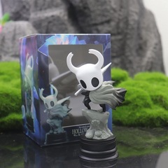ゲームの周辺の空洞の騎士の小さい騎士の戦闘版のシーンのフィギュアのぬいぐるみの置物の模型の贈り物の箱入り
