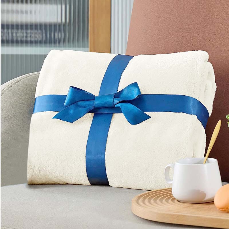 Manta de franela de color sólido Manta de siesta de oficina gruesa blanca lechosa de terciopelo francés liso Manta de regalo a medida