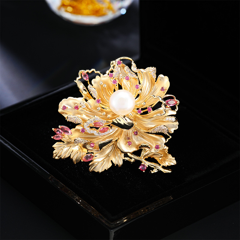 Broche florale élégante et luxueuse en pivoine et perle d'eau douce, accessoire de mode haut de gamme pour robe de banquet._voghion.com