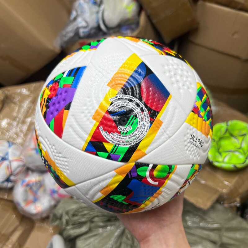 サッカー5号のボールマシンはヨーロッパの冠の英超の試合を縫ってpuの防爆のサッカーの工場を訓練します。|undefined