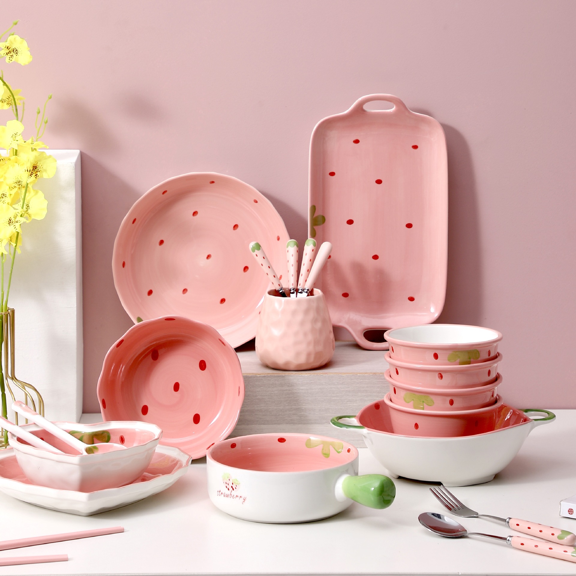草莓碗碟套装家用高级感新款ins风爱心碗盘碗筷盘子组合陶瓷批发