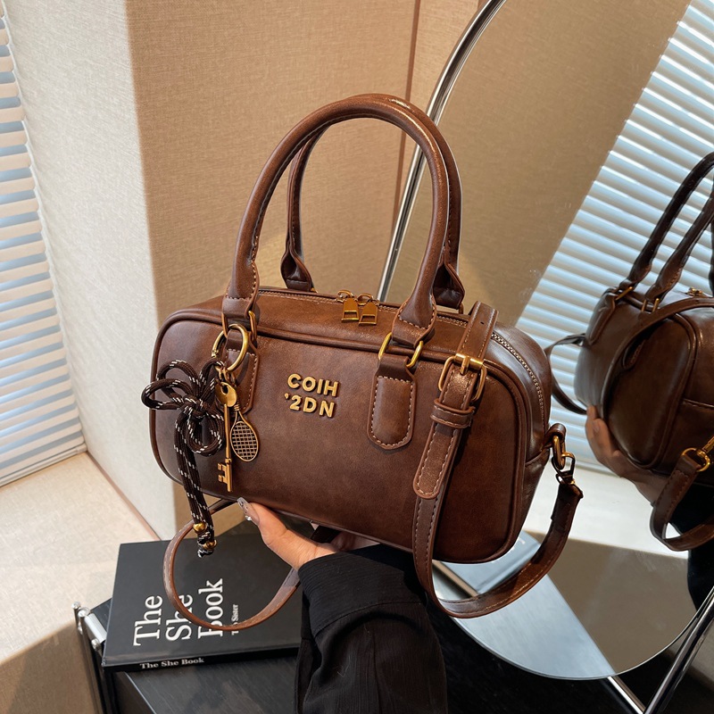 펜던트가 달린 브라운