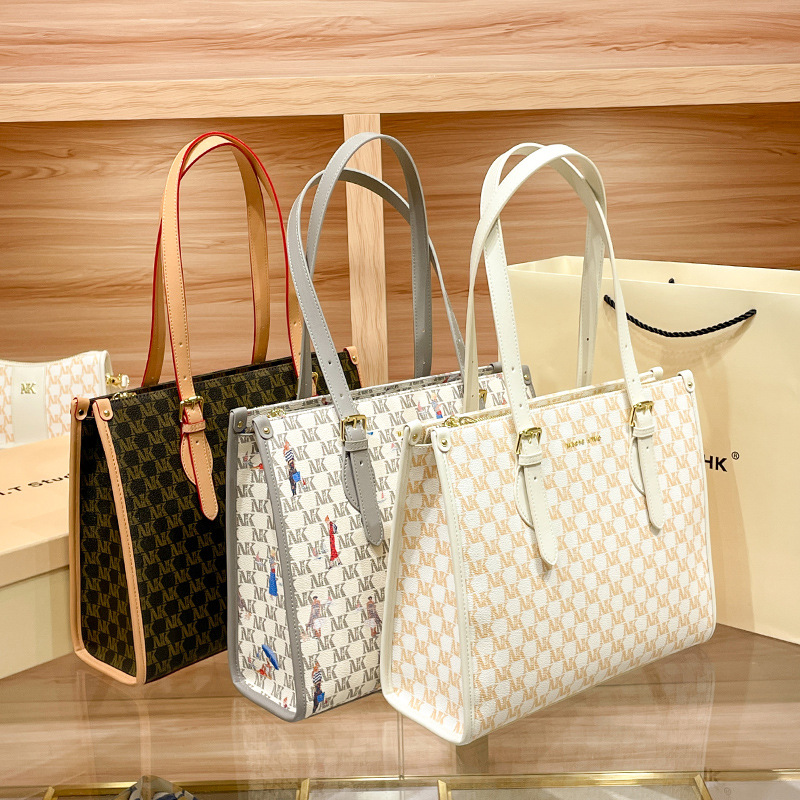 Hong Kong niche design backpack, commuting tote women's large capacity single shoulder bag, 2024 bag new versatile trend_voghion.com