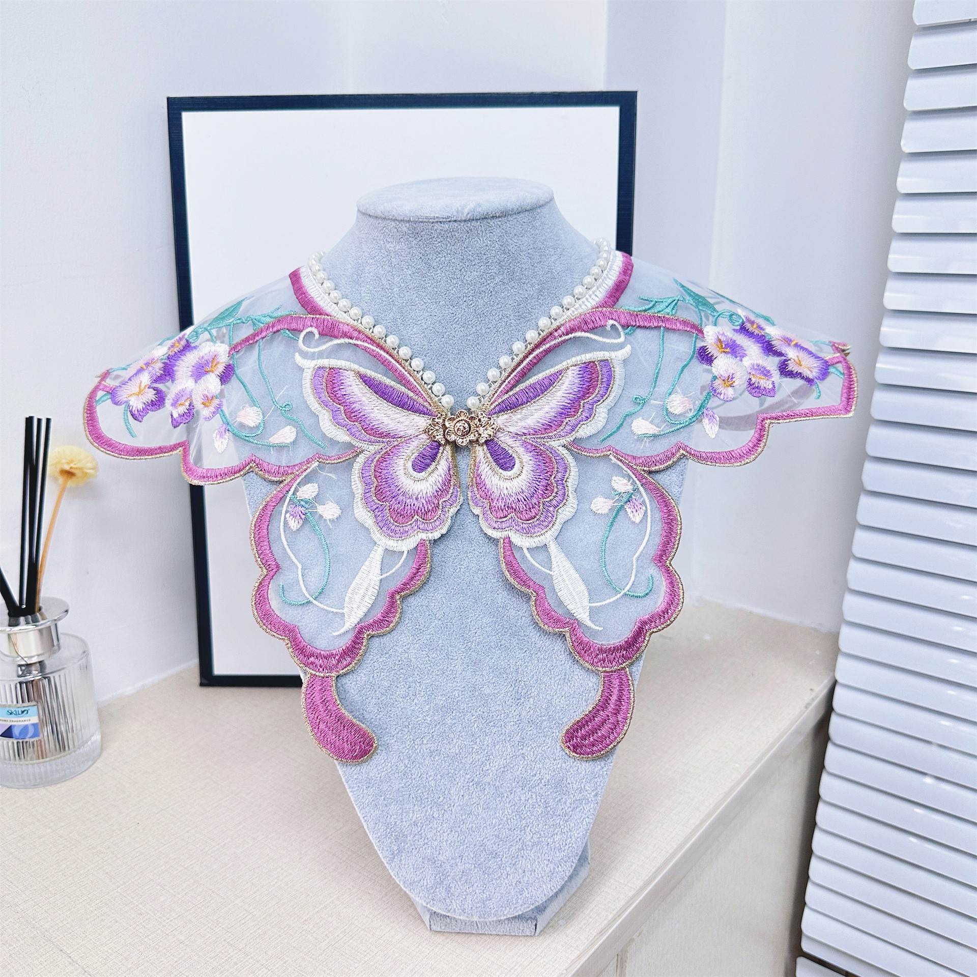 Bordado púrpura botón vestido de caballo hombro nube mariposa malla de perla collar cuentas bordadas decoración de flores de collar adulto