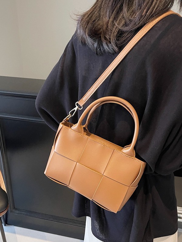 Diseño coreano de nicho de alta sensación portátil bolso de cubo de moda para mujeres 2024 nuevo tejido retro hombro mochila