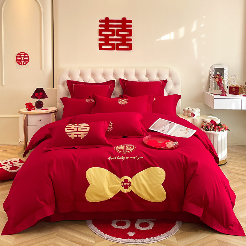 Una clase de madres y bebés de algodón de boda cuatro piezas grandes sábanas bordadas rojas chinas cubierta de cama de boda