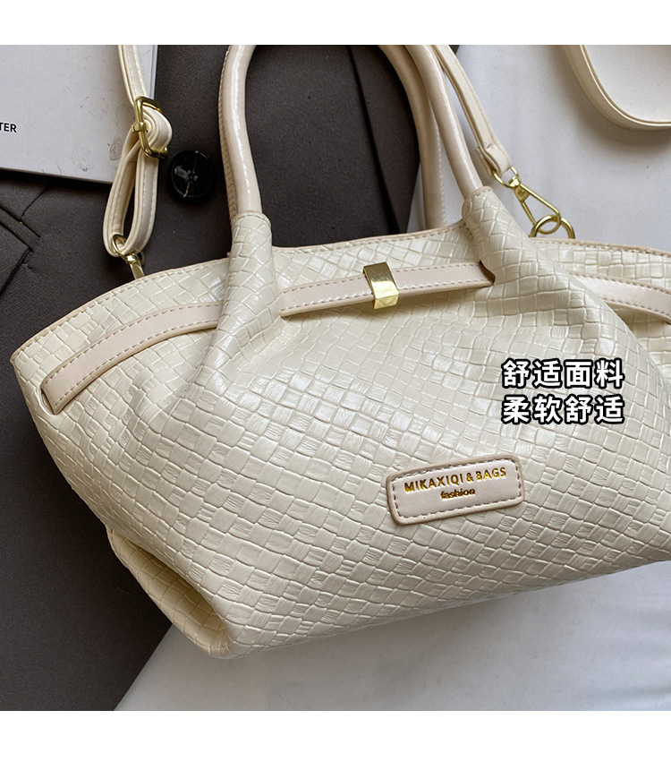 Simple crossbody bag 2025, single-shoulder bucket bag, Spring new style for work, Korean style bag, embossed commuting fashion bag for women Application Scenario