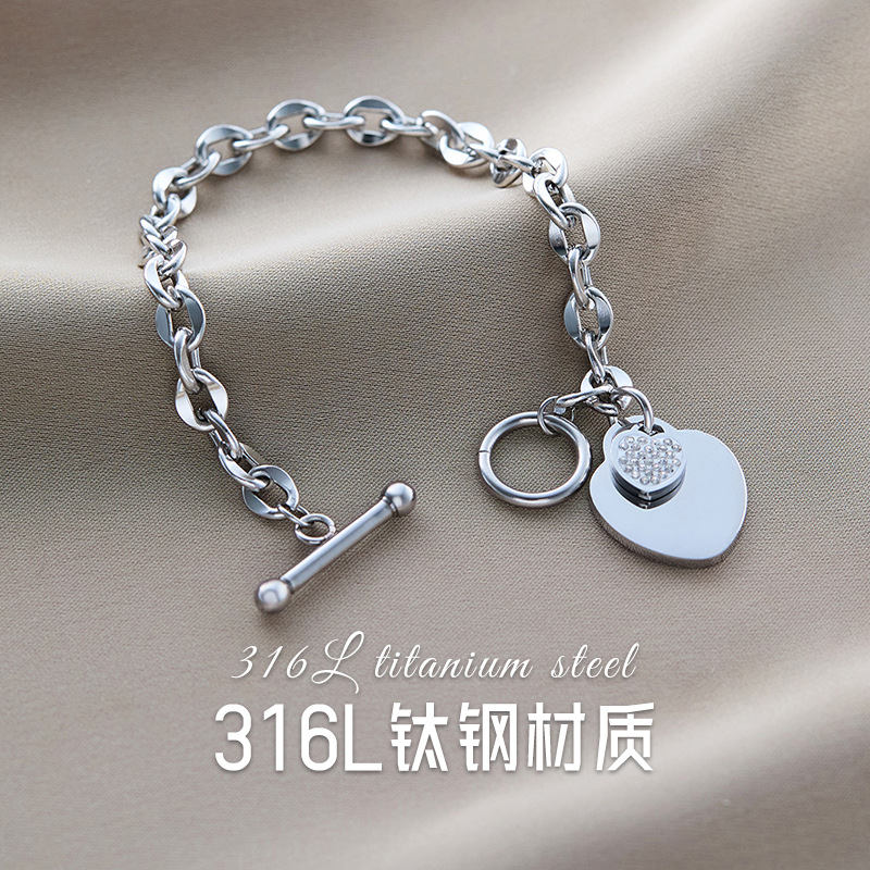 温鑑は色を落とさないで越境してよく売れているチタン鋼のブレスレットの女性の五葉の草はダイヤモンドのins風の個性の18kの真空の電気めっきを入れます。