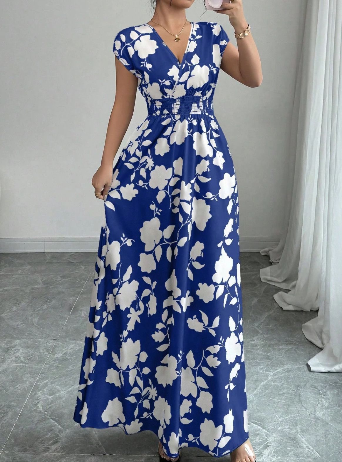 파란색 배경에 흰색 꽃