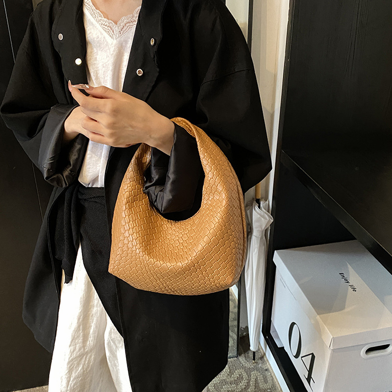 Red retró simple mujer 2024 otoño y invierno nueva moda ocio mochila bolsa trenzada bolso de hombro bajo la axila