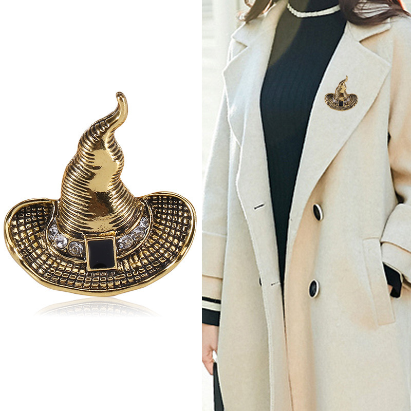 Estilo europeo y americano retro bruja sombrero broche versátil Ropa Accesorios Halloween magia sombrero pin hembra en stock venta al por mayor