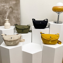 2025年新款韩版百搭休闲大容量饺子包通勤轻便斜挎胸包帆布单肩包