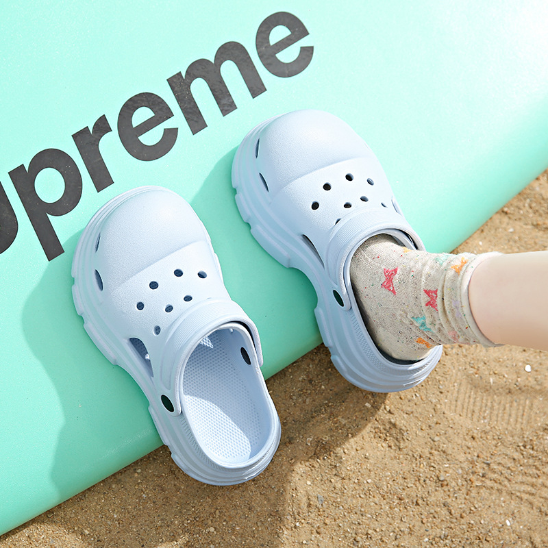 Tendencia de verano estilo caliente cabeza grande zapatos con agujeros de suela gruesa pareja antideslizante, resistente al desgaste, suela suave, sentido de la caca, zapatillas Baotou de moda