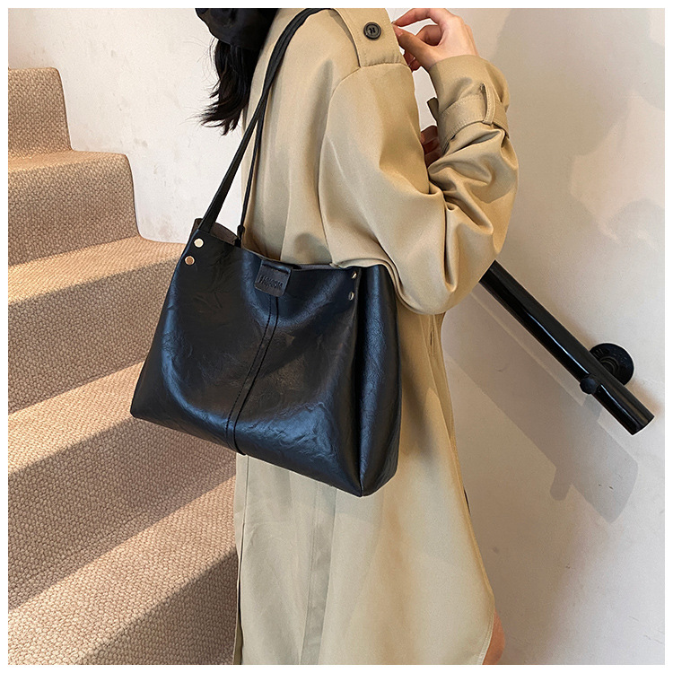The new 2024 autumn collection features a retro, simple, large-capacity, solid-color, fashionable and individual single-shoulder underarm tote women's bag undefined