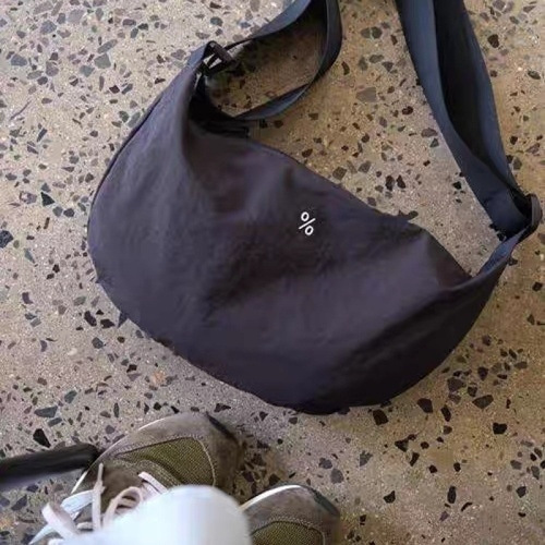 Great texture! Korean blogger's ancient charm cow horn crossbody bag, super lightweight and large capacity, can be worn on the shoulder or crossbody.
