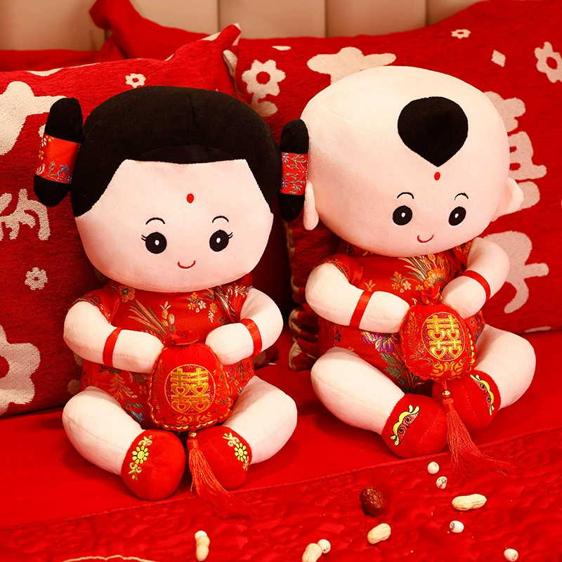 Свадебные принадлежности, пара свадебных кукол, плюшевые куклы для раннего рождения ребенка, красные украшения, свадебные принадлежности.