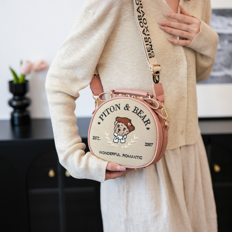 2024 새로운 노스 백 오리지널 디자인 패션 캔버스 모든 경기 자수 곰 어깨 크로스 바디 휴대용 라운드 팬케이크 가방