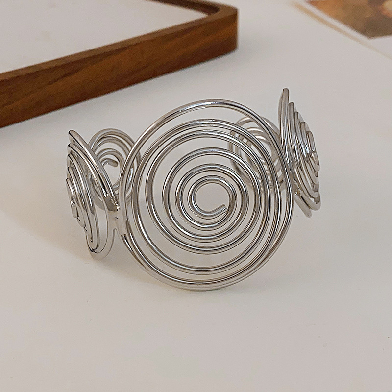 Europa y América plisada redonda abierta pulsera de metal estilo frío pulsera personalizada luz lujo alto sentido pulsera fábrica al por mayor