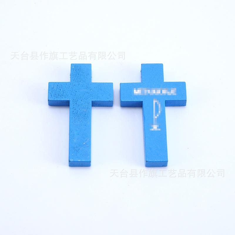 Varios tipos de cruces vienen en diferentes tamaños. Productos de madera, accesorios para juguetes, varios tipos de piezas de madera se suministran por fábricas para trabajar la madera.