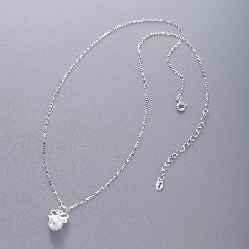 Sophisticated necklace with bow from pearl