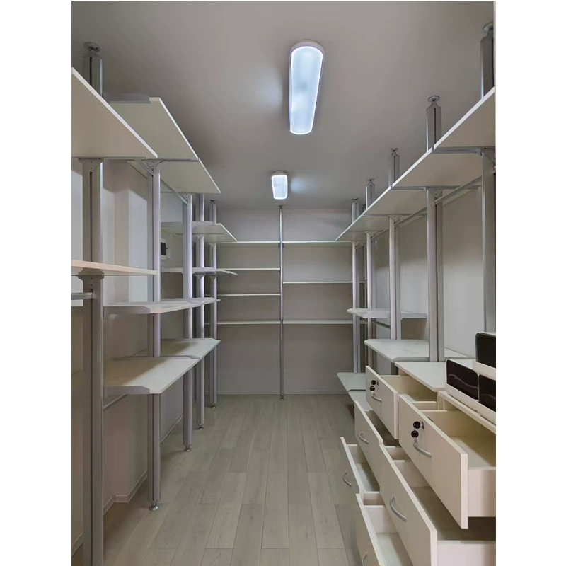 Встроенная гардеробная из алюминиевого сплава с открытой колонной, в стиле лёгкой роскоши минимализм, с напольной вешалкой для одежды от пола до потолка.