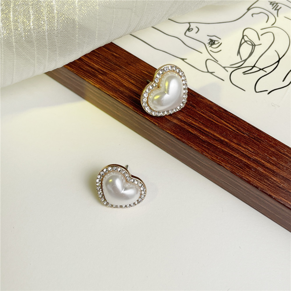 Retro Baroque Pearl Earrings Korean Personality Rhinestone Earrings Pearl Earrings display picture 6