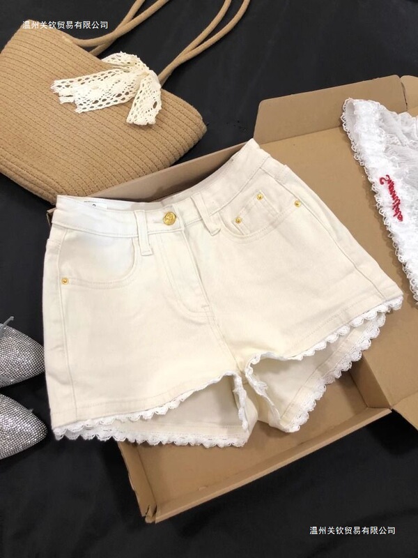 2026 Summer New High-Waisted Fashion Lace Patchwork Denim Shorts for Women in Off-White, Versatile and Slimming Hot Pants