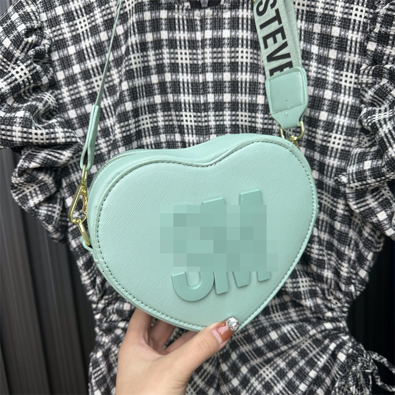Bolso de hombro transfronterizo para mujer, sentido de alta gama, todo fósforo, letras al por mayor, bolso de mensajero simple, temperamento casual, bolso en forma de corazón