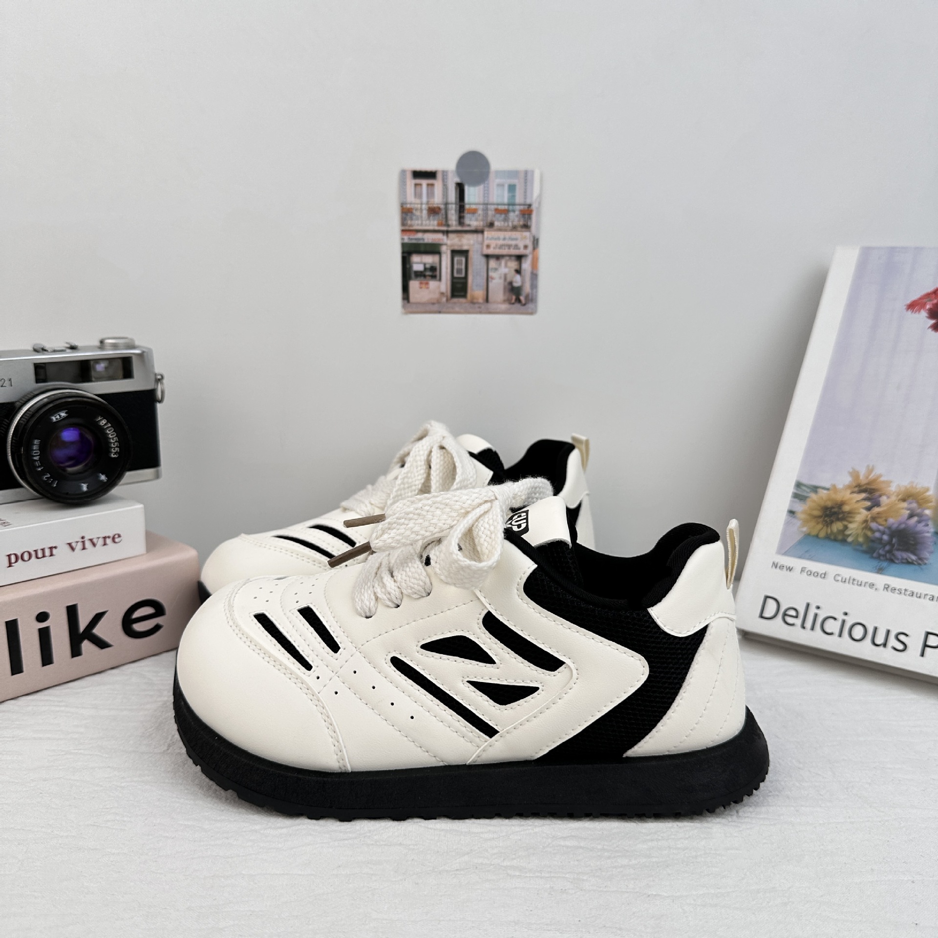 Zapatos de skate Yuanbo para mujeres 2025, verano nuevo nicho transpirable, zapatos chicos, zapatos casuales con suela gruesa, zapatos blancos pequeños