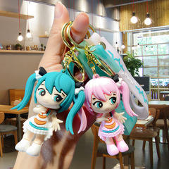 かわいい初音ミクのカバンは漫画の公仔の自動車のキーホルダーを掛けて学生のかばんの小さい贈り物の卸売りを飾ります。