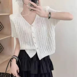 Chanel-Style Light Luxury Sequined Knitted Cardigan for Women, V-Neck Thin Sweater Jacket, Short-Sleeve Early Spring Top Chanel-Style Light Luxury Sequined Knitted Cardigan for Women, V-Neck Thin Sweater Jacket, Short-Sleeve Early Spring Top