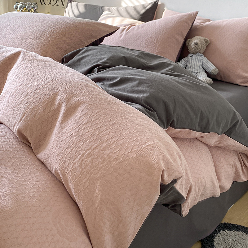 Un juego de cuatro piezas de cama de algodón 100 piezas de hilo de tres capas de algodón puro simple y ligero de lujo sábana cubierta de edredón juego de cama de tres piezas