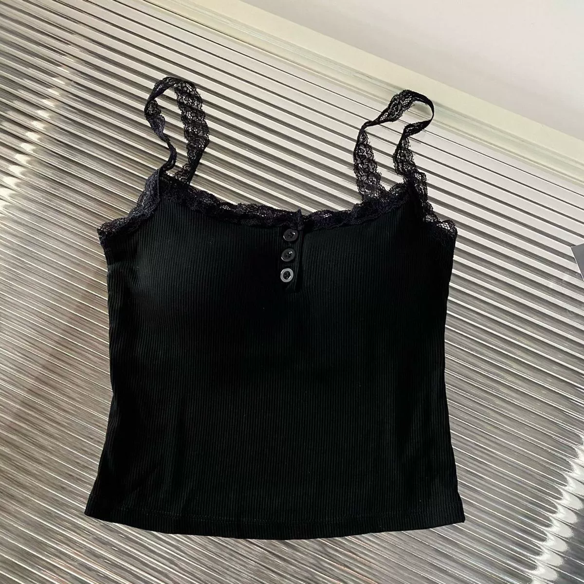 Топ-майка с кружевной отделкой и чашками, пуш-ап, приталенный, эффект подъёма спины